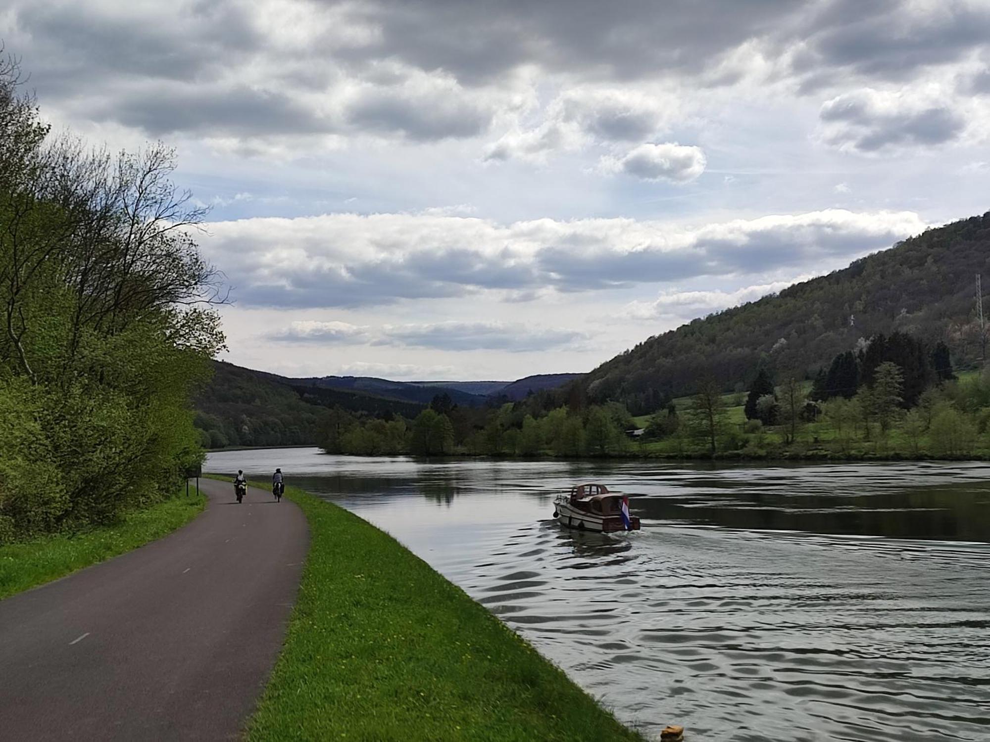 Entre Meuse Et Foret Revin  外观 照片
