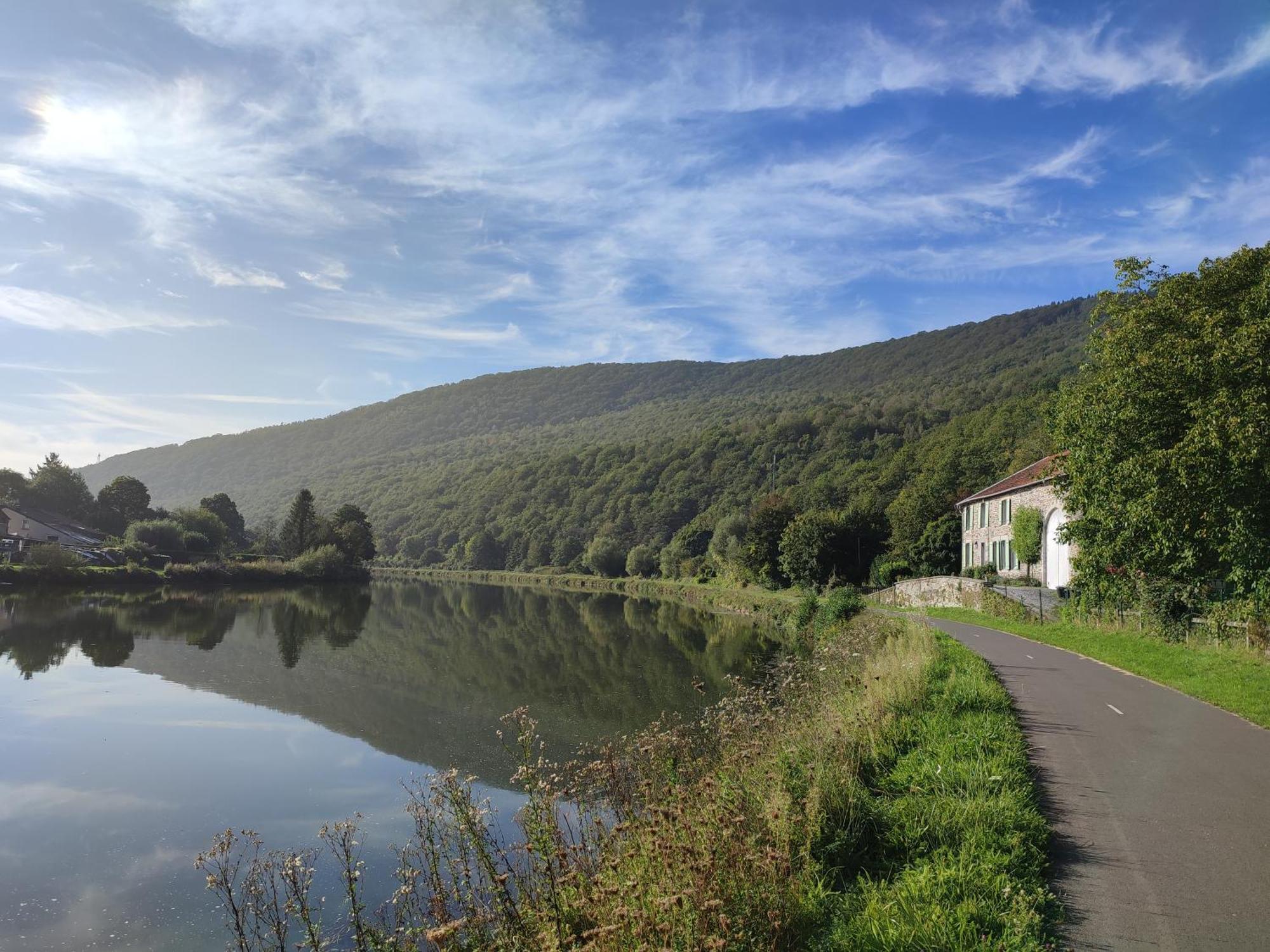 Entre Meuse Et Foret Revin  外观 照片