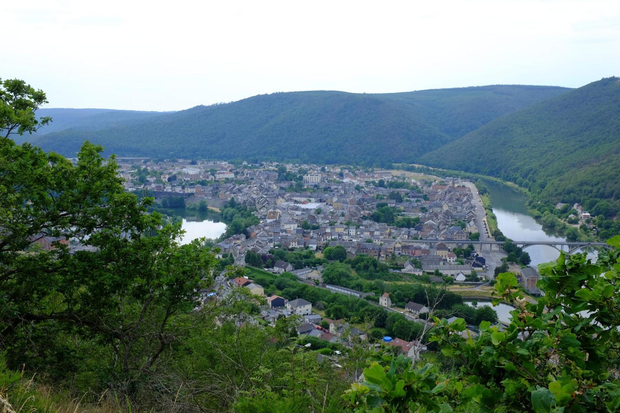 Entre Meuse Et Foret Revin  外观 照片