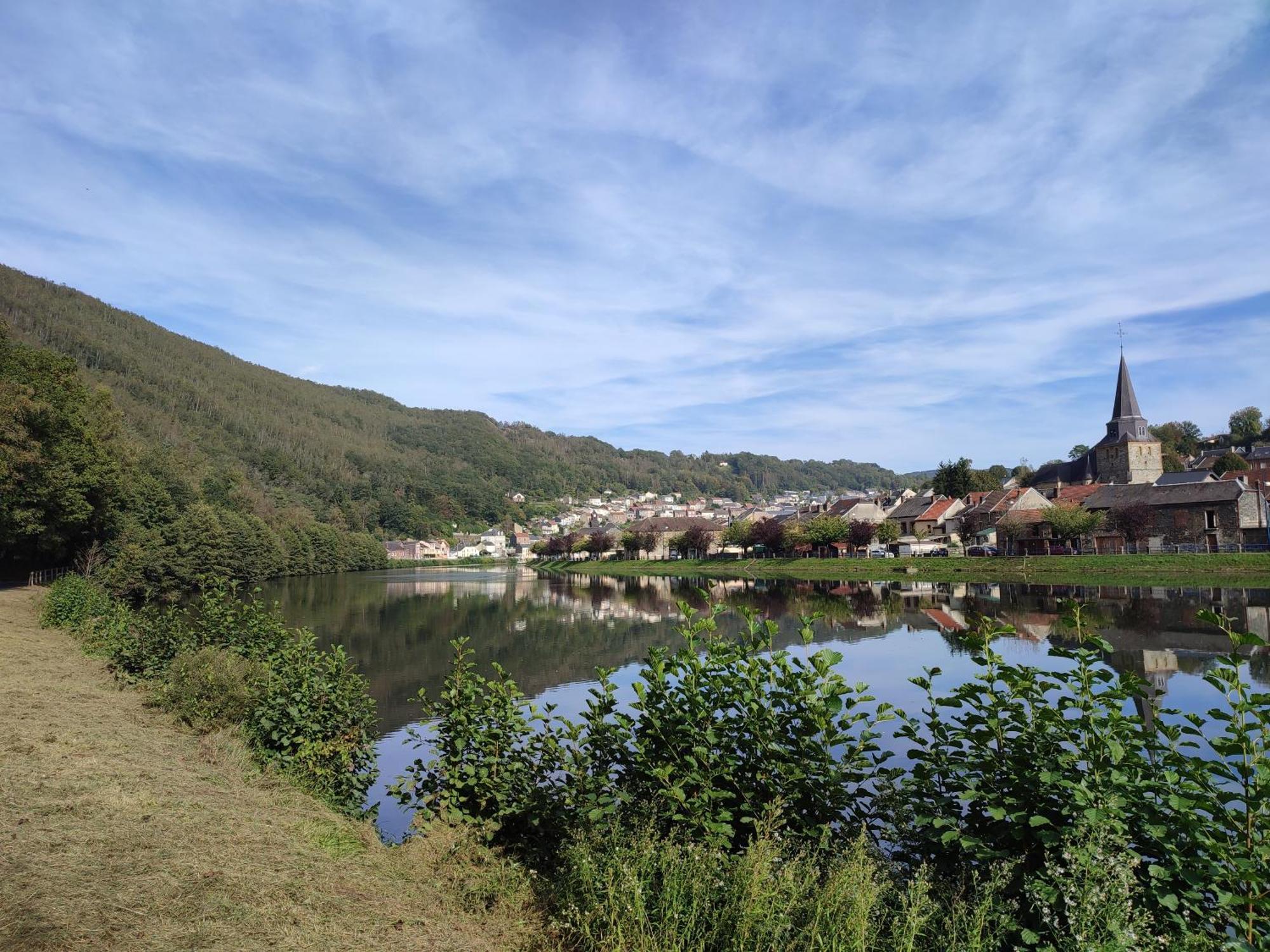 Entre Meuse Et Foret Revin  外观 照片