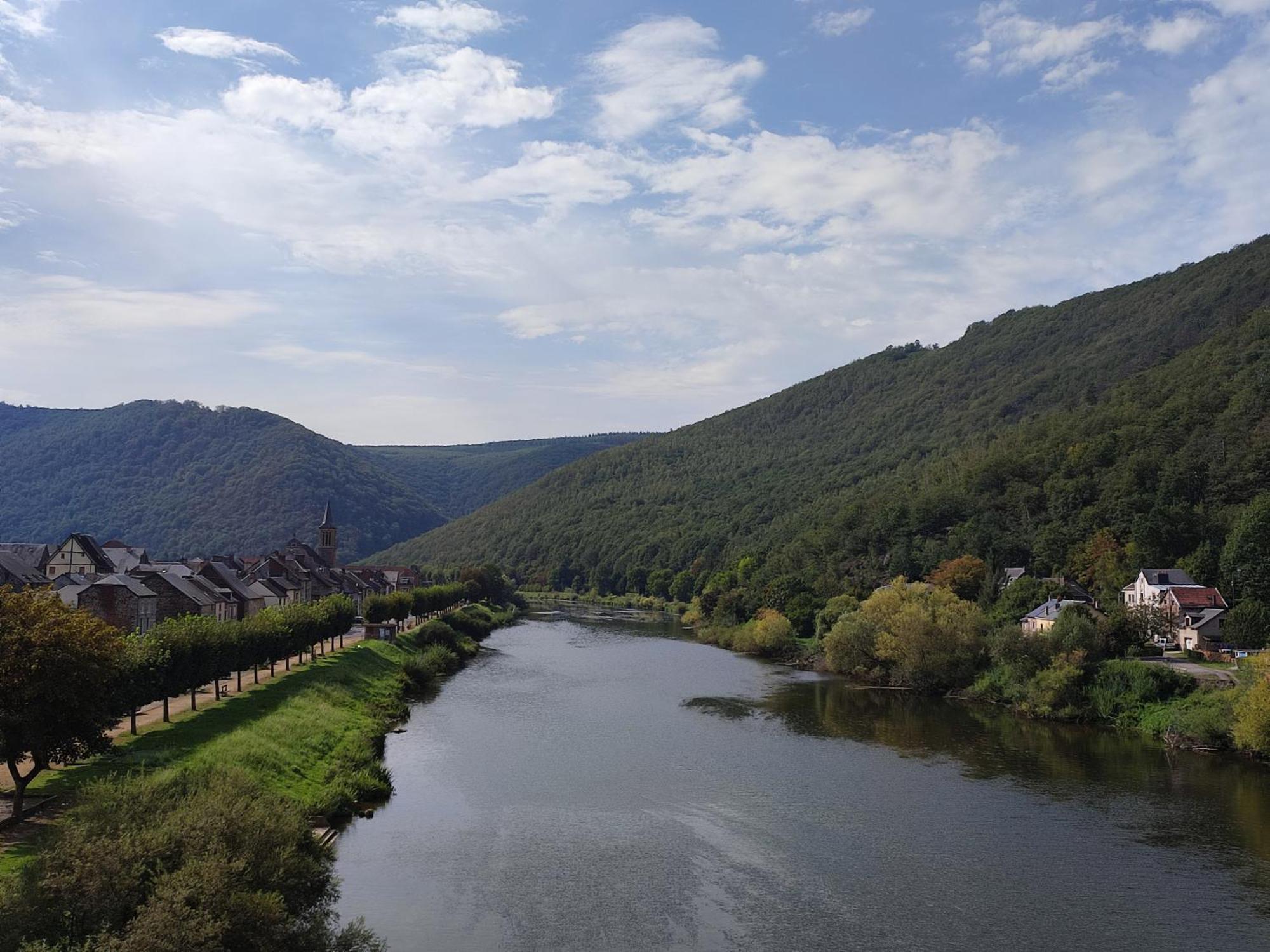 Entre Meuse Et Foret Revin  外观 照片