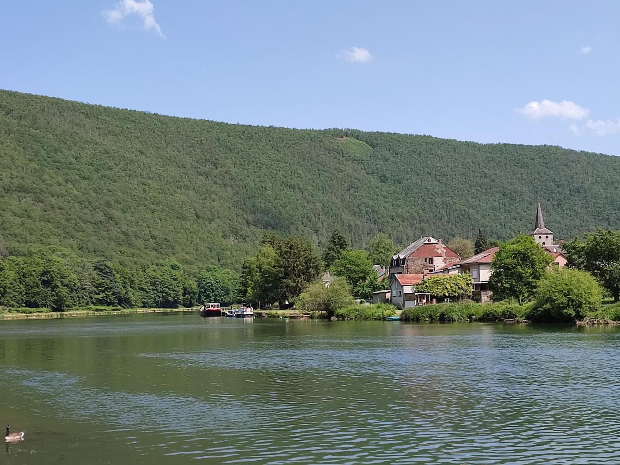 Entre Meuse Et Foret Revin  外观 照片