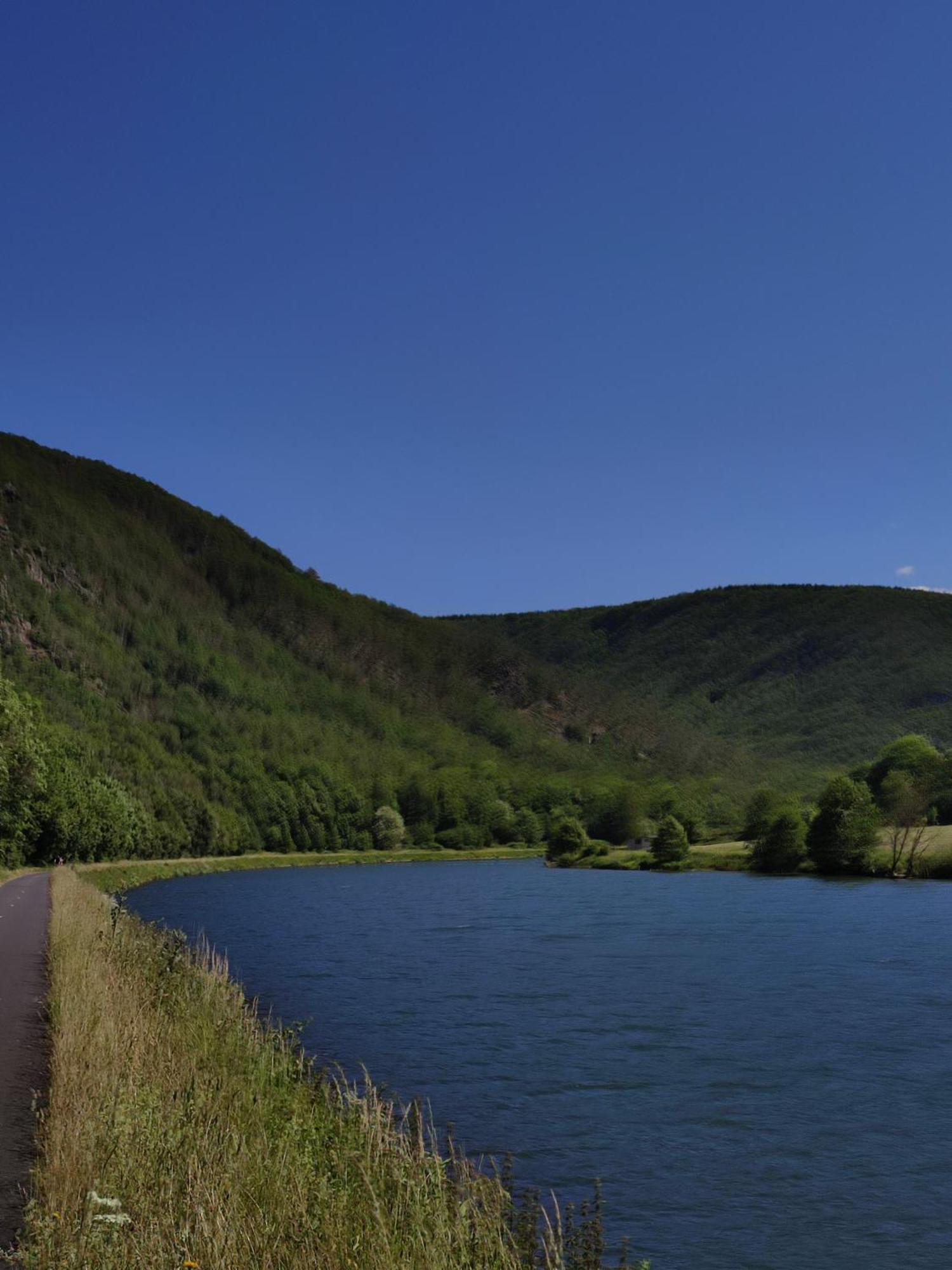Entre Meuse Et Foret Revin  外观 照片