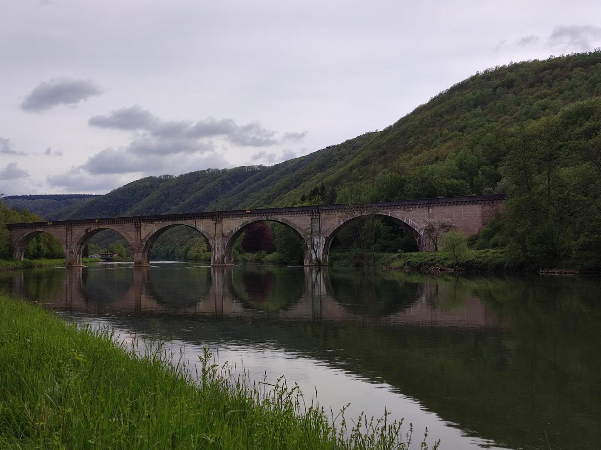 Entre Meuse Et Foret Revin  外观 照片