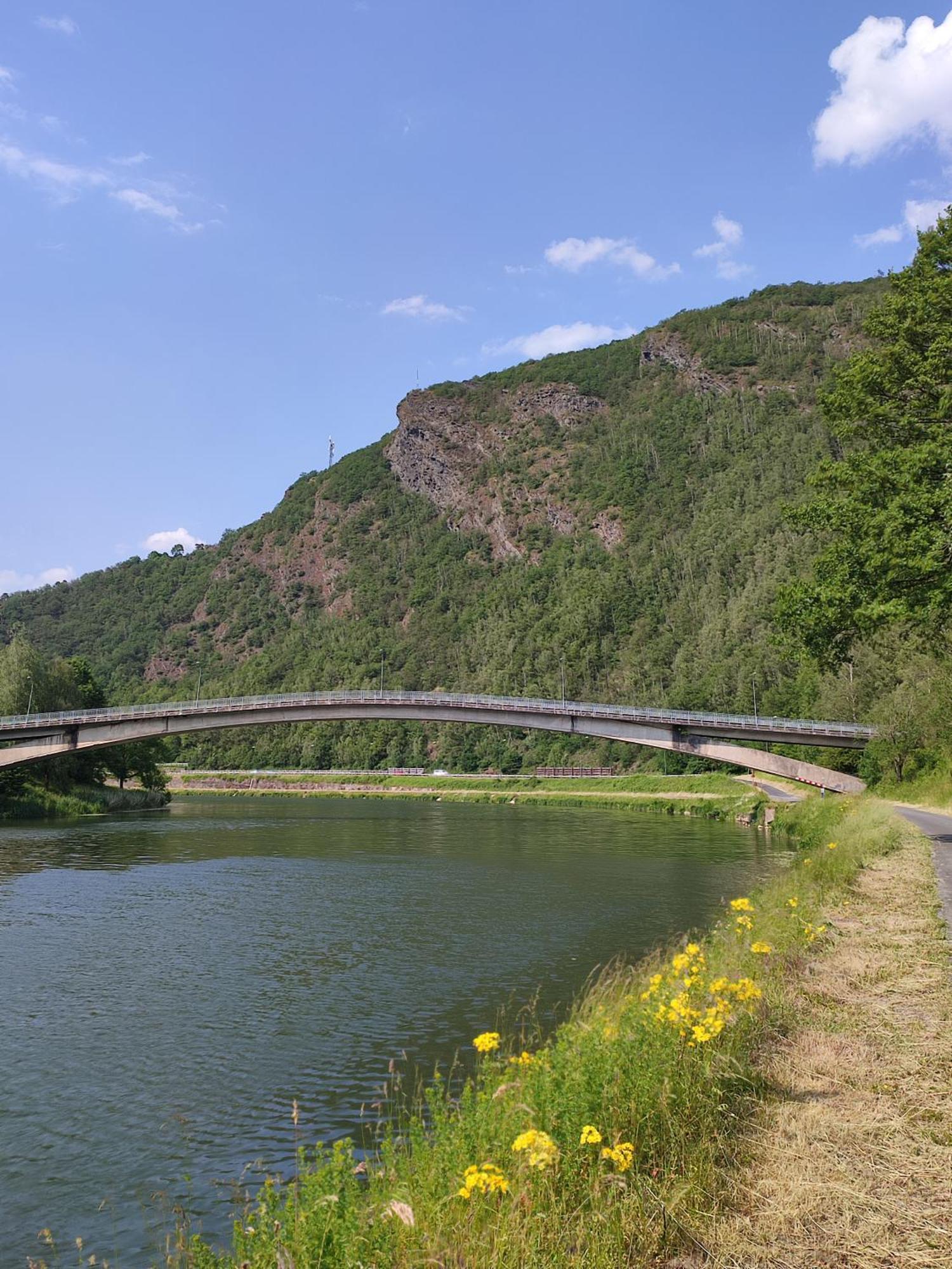 Entre Meuse Et Foret Revin  外观 照片