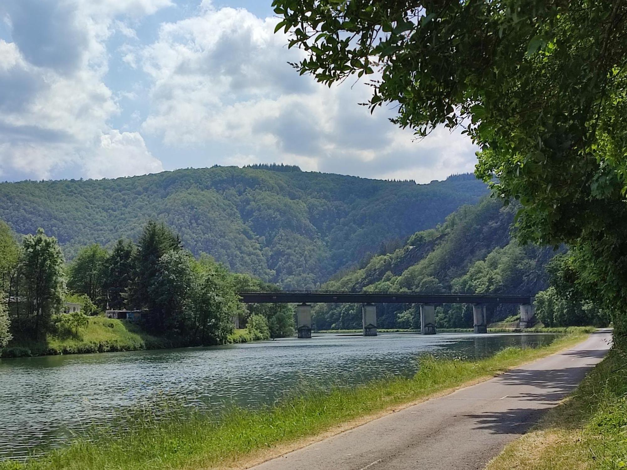 Entre Meuse Et Foret Revin  外观 照片